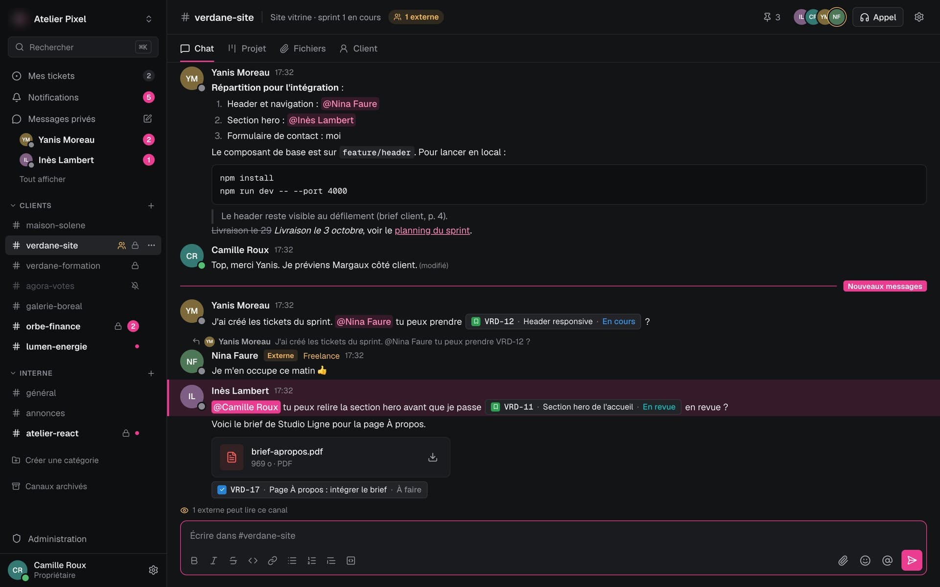 Synkro : la discussion d'un projet, avec des mentions, des tickets liés et un fichier joint